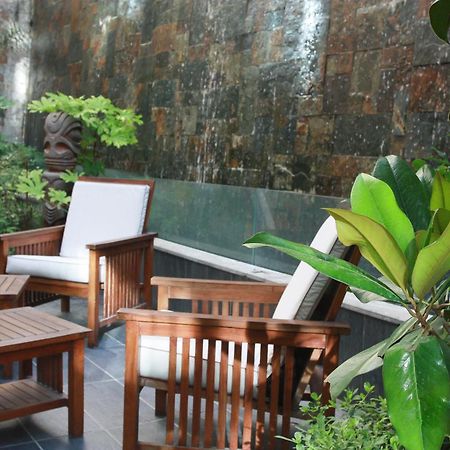 Regency Palace Амман Екстер'єр фото A water wall in a garden