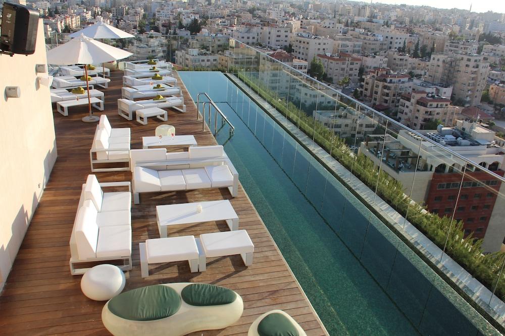 Regency Palace Амман Екстер'єр фото The rooftop pool at the hotel
