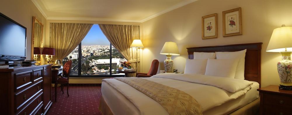 Regency Palace Амман Екстер'єр фото A bedroom at the Grand Hotel
