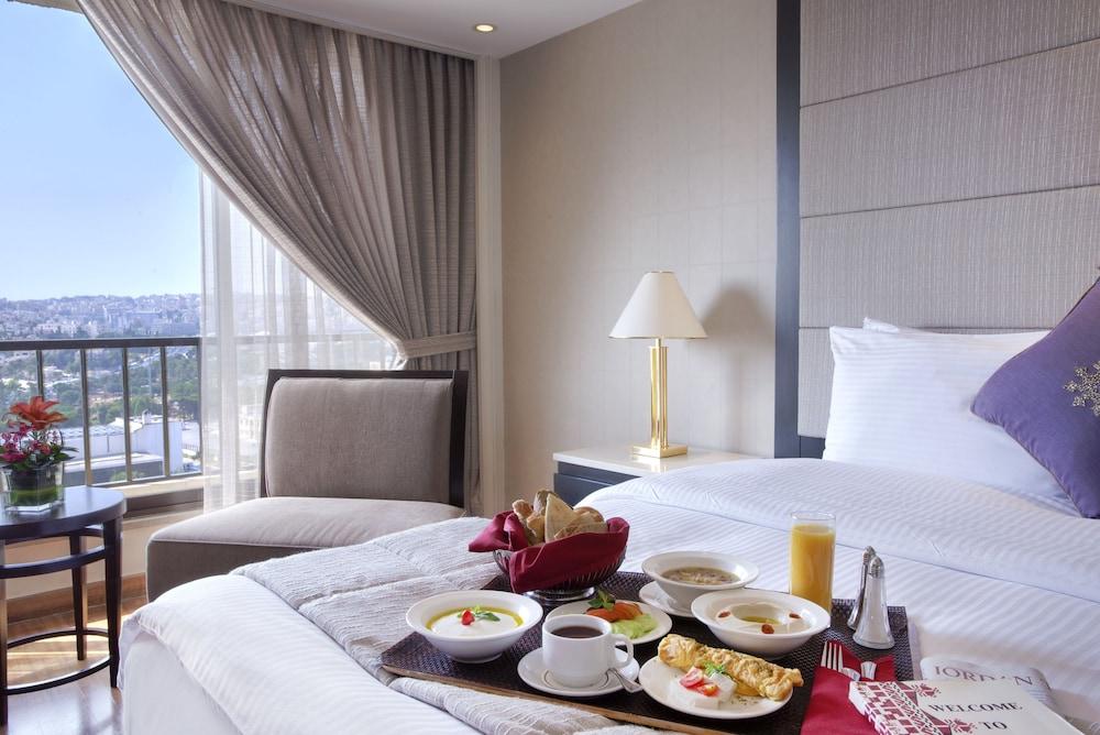 Regency Palace Амман Екстер'єр фото A room at the hotel