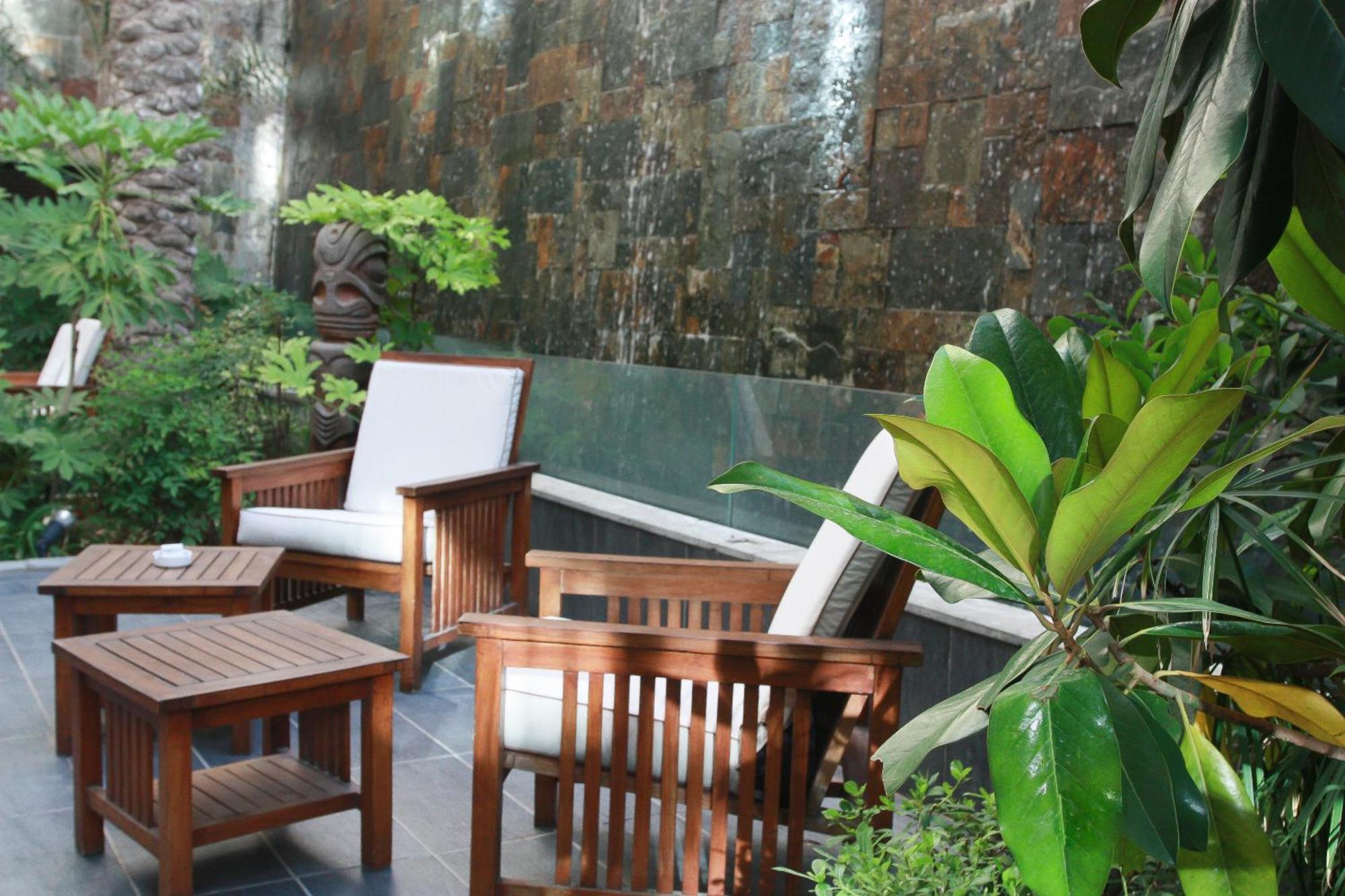 Regency Palace Амман Екстер'єр фото A water wall in a garden